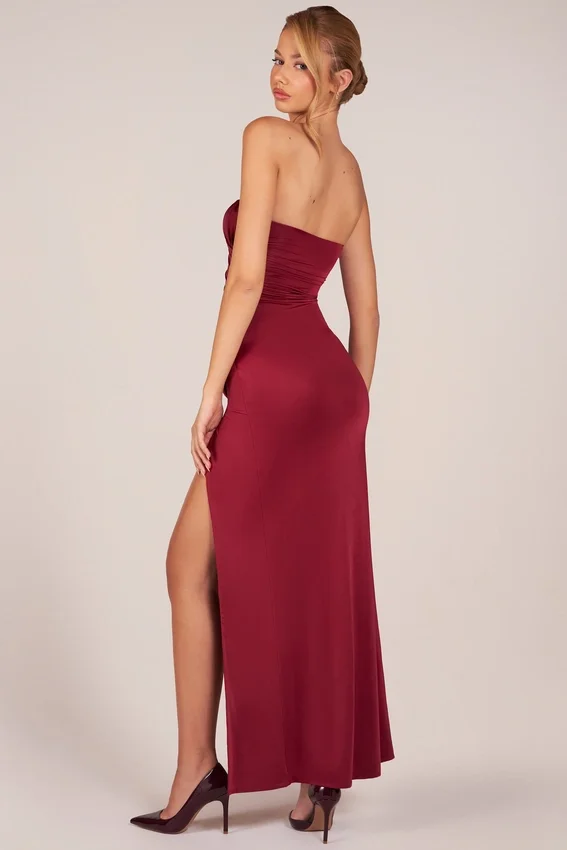 Matilde bandeau-klänning med draperingar och långt skärp i körsbärsrött Matilde bandeau-klänning med draperingar och långt skärp i körsbärsrött