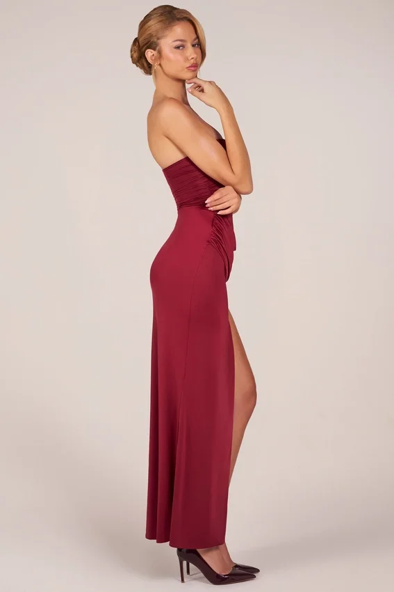 Matilde bandeau-klänning med draperingar och långt skärp i körsbärsrött Matilde bandeau-klänning med draperingar och långt skärp i körsbärsrött