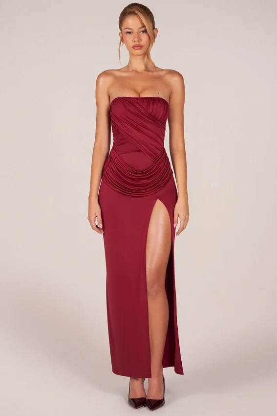 Matilde bandeau-klänning med draperingar och långt skärp i körsbärsrött Matilde bandeau-klänning med draperingar och långt skärp i körsbärsrött