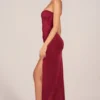 Matilde bandeau-klänning med draperingar och långt skärp i körsbärsrött Matilde bandeau-klänning med draperingar och långt skärp i körsbärsrött
