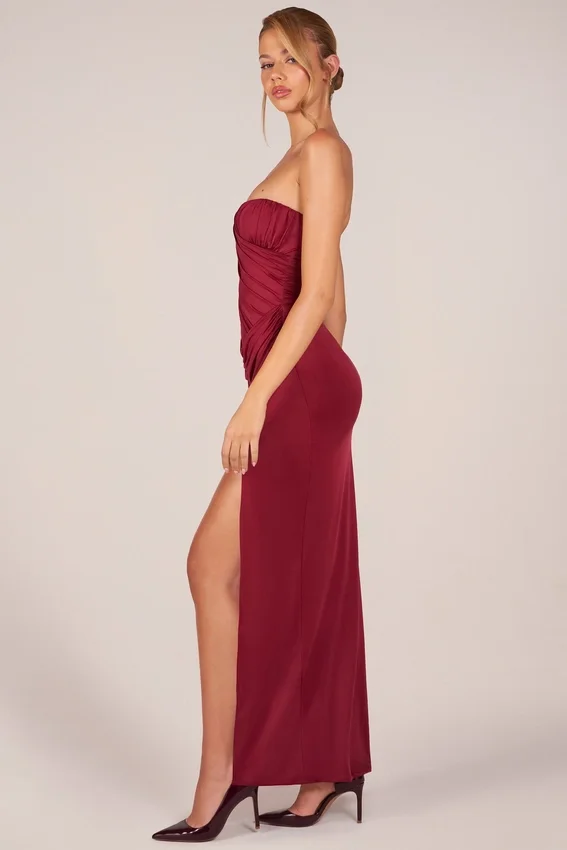 Matilde bandeau-klänning med draperingar och långt skärp i körsbärsrött Matilde bandeau-klänning med draperingar och långt skärp i körsbärsrött