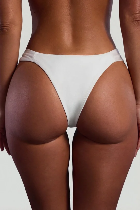 Praslin bandeau-bikinitopp med pärldekor i elfenben Praslin bandeau-bikinitopp med pärldekor i elfenben