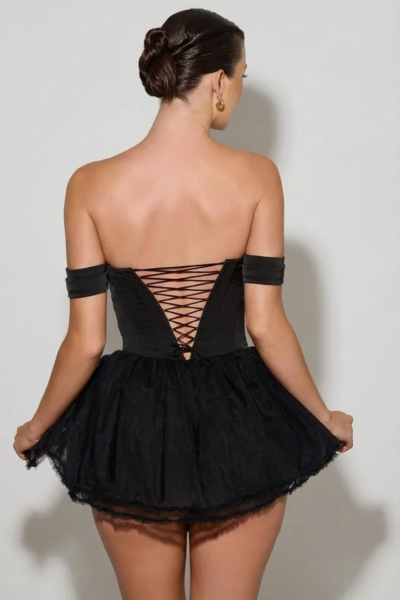 Meredith Off-Shoulder Layered Corset Micro Miniklänning i svart Meredith Off-Shoulder Layered Corset Micro Miniklänning i svart
