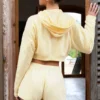 Midjehöga shorts med knappdetaljer i citrongult Midjehöga shorts med knappdetaljer i citrongult