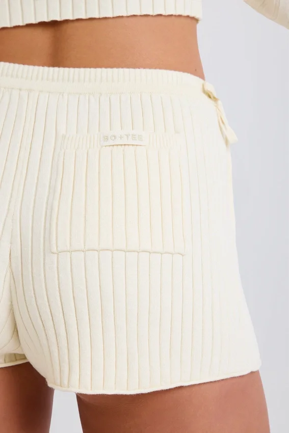 Mini-shorts i ribbad stickning med knytband i krämfärg Mini-shorts i ribbad stickning med knytband i krämfärg