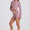 Mini-shorts i ribbad stickning med knytband i mauve Mini-shorts i ribbad stickning med knytband i mauve