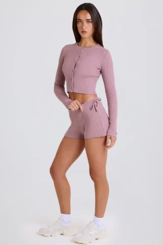 Mini-shorts i ribbad stickning med knytband i mauve Mini-shorts i ribbad stickning med knytband i mauve