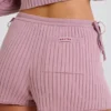 Mini-shorts i ribbad stickning med knytband i mauve Mini-shorts i ribbad stickning med knytband i mauve