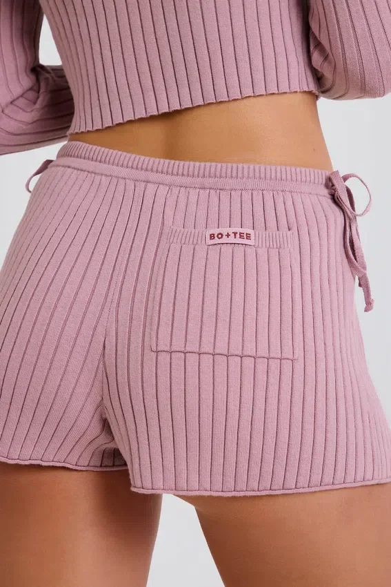 Mini-shorts i ribbad stickning med knytband i mauve Mini-shorts i ribbad stickning med knytband i mauve