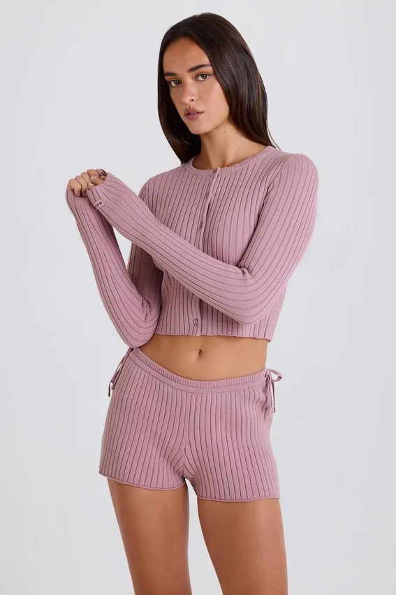 Mini-shorts i ribbad stickning med knytband i mauve Mini-shorts i ribbad stickning med knytband i mauve
