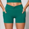Mini-shorts med vridet midjeband och fickor i blågrönt Mini-shorts med vridet midjeband och fickor i blågrönt