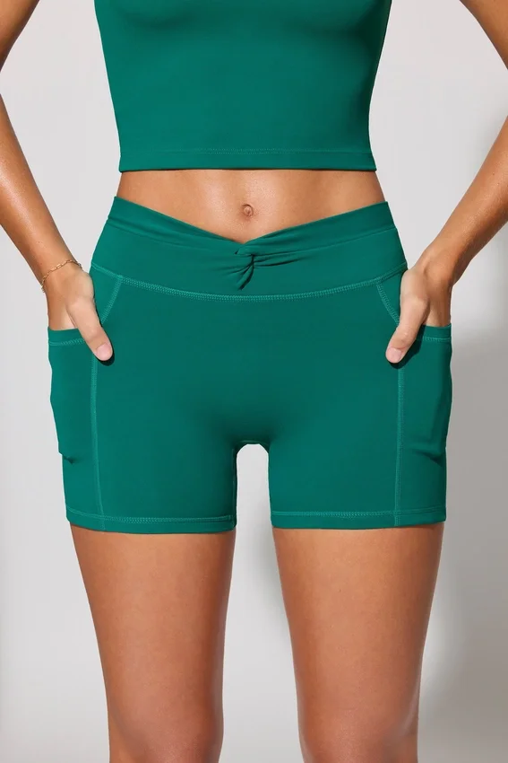 Mini-shorts med vridet midjeband och fickor i blågrönt Mini-shorts med vridet midjeband och fickor i blågrönt
