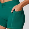 Mini-shorts med vridet midjeband och fickor i blågrönt Mini-shorts med vridet midjeband och fickor i blågrönt