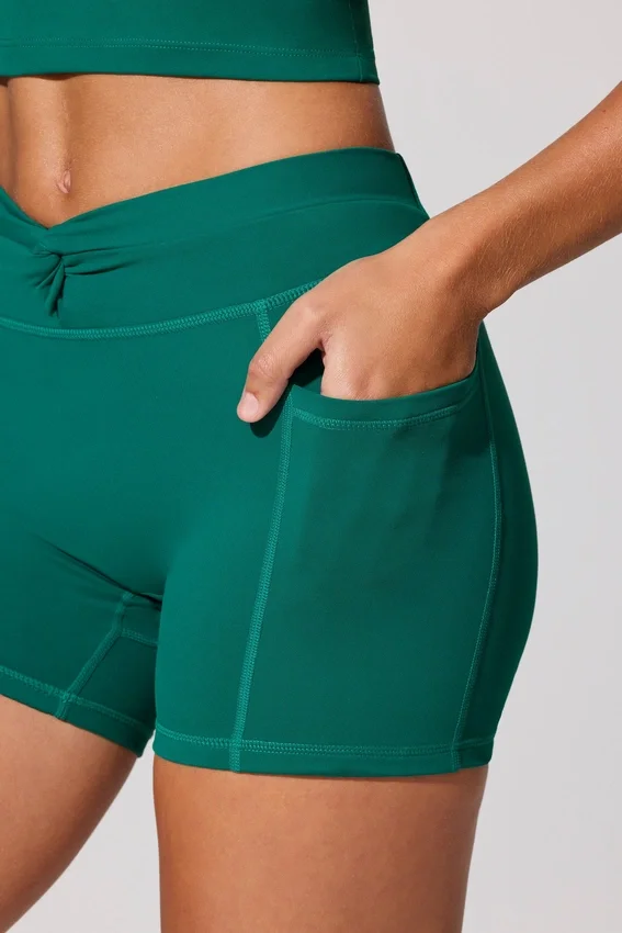 Mini-shorts med vridet midjeband och fickor i blågrönt Mini-shorts med vridet midjeband och fickor i blågrönt