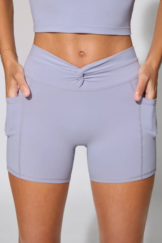 Mini-shorts med vridet midjeband och fickor i periwinkle Mini-shorts med vridet midjeband och fickor i periwinkle