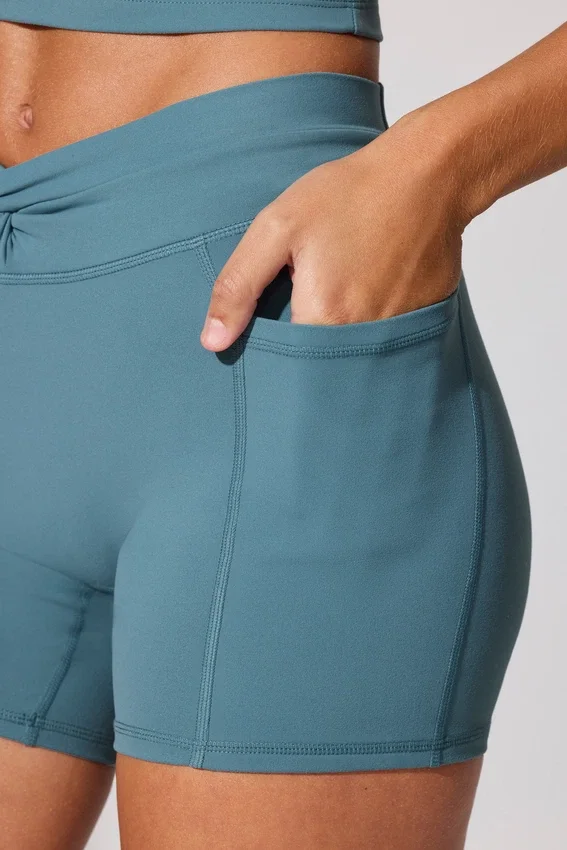 Mini-shorts med vridet midjeband och fickor i stenblu Mini-shorts med vridet midjeband och fickor i stenblu