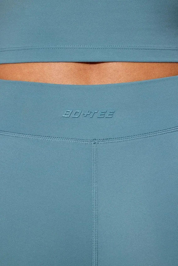 Mini-shorts med vridet midjeband och fickor i stenblu Mini-shorts med vridet midjeband och fickor i stenblu