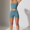 Mini-shorts med vridet midjeband och fickor i stenblu Mini-shorts med vridet midjeband och fickor i stenblu