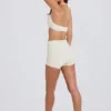 Minishorts med hög midja i krämfärg Minishorts med hög midja i krämfärg