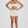 Minishorts med hög midja i krämfärg Minishorts med hög midja i krämfärg