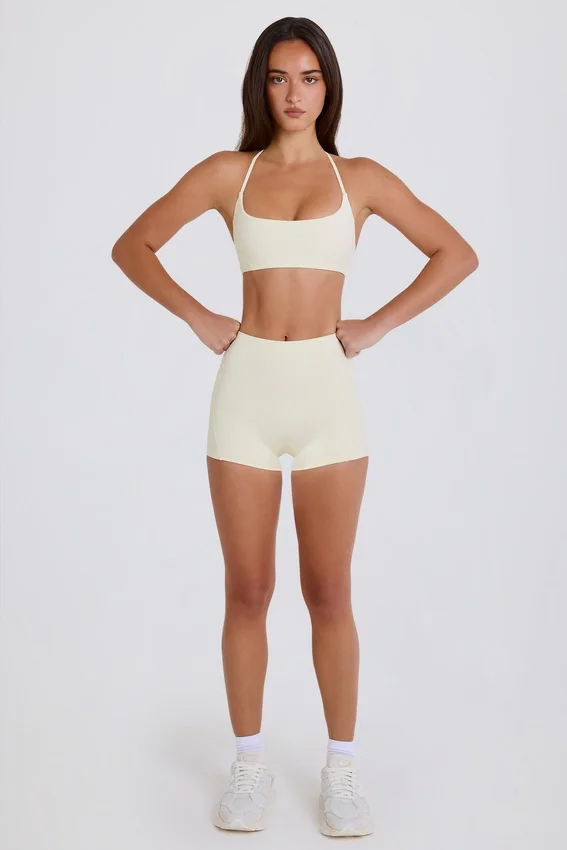 Minishorts med hög midja i krämfärg Minishorts med hög midja i krämfärg