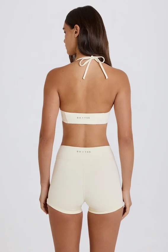 Minishorts med hög midja i krämfärg Minishorts med hög midja i krämfärg