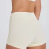Minishorts med hög midja i krämfärg Minishorts med hög midja i krämfärg