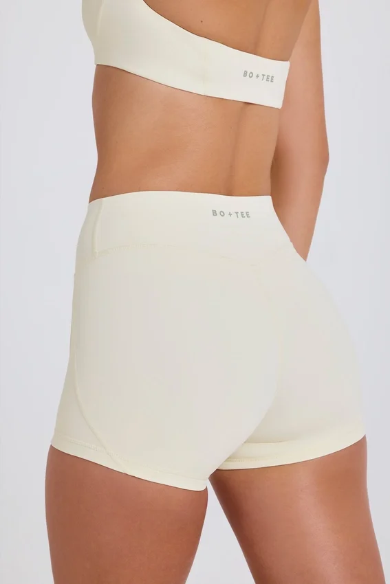 Minishorts med hög midja i krämfärg Minishorts med hög midja i krämfärg