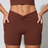Minishorts med vridna detaljer i midjan och fickor i brunt Minishorts med vridna detaljer i midjan och fickor i brunt