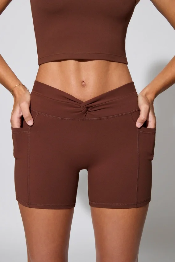Minishorts med vridna detaljer i midjan och fickor i brunt Minishorts med vridna detaljer i midjan och fickor i brunt