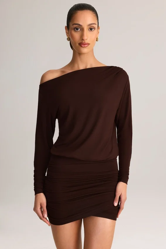 Mira Modal Off-Shoulder Wrap Miniklänning i chokladbrunt Mira Modal Off-Shoulder Wrap Miniklänning i chokladbrunt