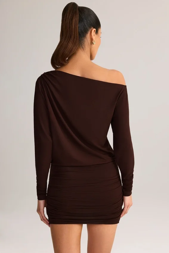 Mira Modal Off-Shoulder Wrap Miniklänning i chokladbrunt Mira Modal Off-Shoulder Wrap Miniklänning i chokladbrunt