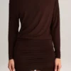 Mira Modal Off-Shoulder Wrap Miniklänning i chokladbrunt Mira Modal Off-Shoulder Wrap Miniklänning i chokladbrunt