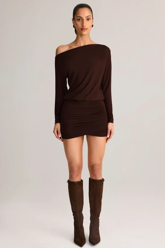 Mira Modal Off-Shoulder Wrap Miniklänning i chokladbrunt Mira Modal Off-Shoulder Wrap Miniklänning i chokladbrunt