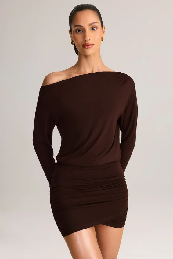 Mira Modal Off-Shoulder Wrap Miniklänning i chokladbrunt Mira Modal Off-Shoulder Wrap Miniklänning i chokladbrunt