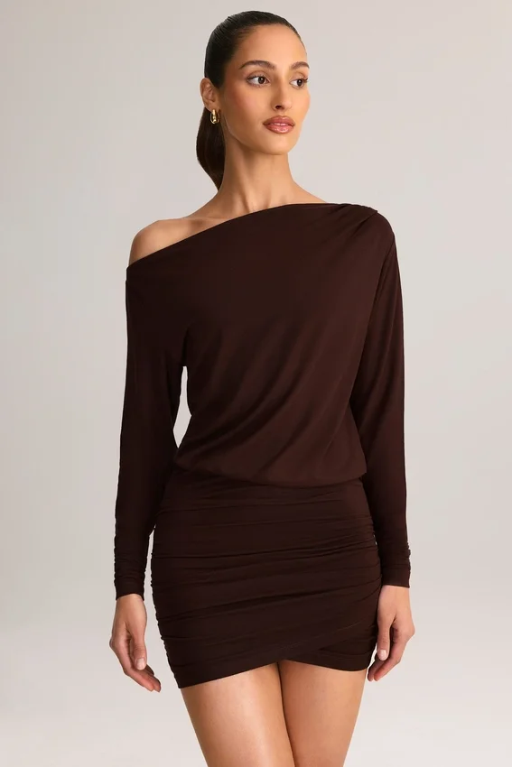 Mira Modal Off-Shoulder Wrap Miniklänning i chokladbrunt Mira Modal Off-Shoulder Wrap Miniklänning i chokladbrunt
