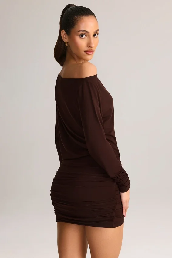 Mira Modal Off-Shoulder Wrap Miniklänning i chokladbrunt Mira Modal Off-Shoulder Wrap Miniklänning i chokladbrunt