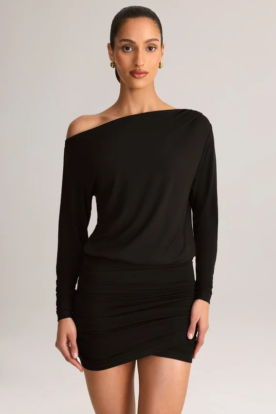 Mira Modal Off-Shoulder Wrap Miniklänning i svart Mira Modal Off-Shoulder Wrap Miniklänning i svart