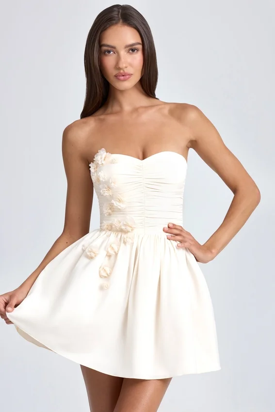 Mirabelle bandeau-miniklänning med blomapplikationer i elfenben Mirabelle bandeau-miniklänning med blomapplikationer i elfenben