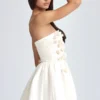 Mirabelle bandeau-miniklänning med blomapplikationer i elfenben Mirabelle bandeau-miniklänning med blomapplikationer i elfenben