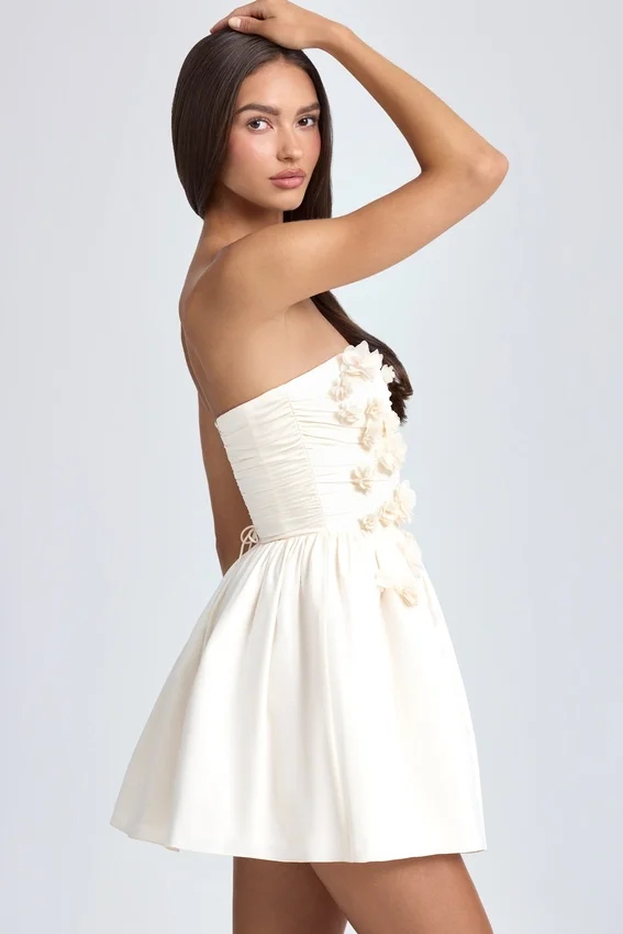 Mirabelle bandeau-miniklänning med blomapplikationer i elfenben Mirabelle bandeau-miniklänning med blomapplikationer i elfenben
