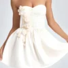 Mirabelle bandeau-miniklänning med blomapplikationer i elfenben Mirabelle bandeau-miniklänning med blomapplikationer i elfenben