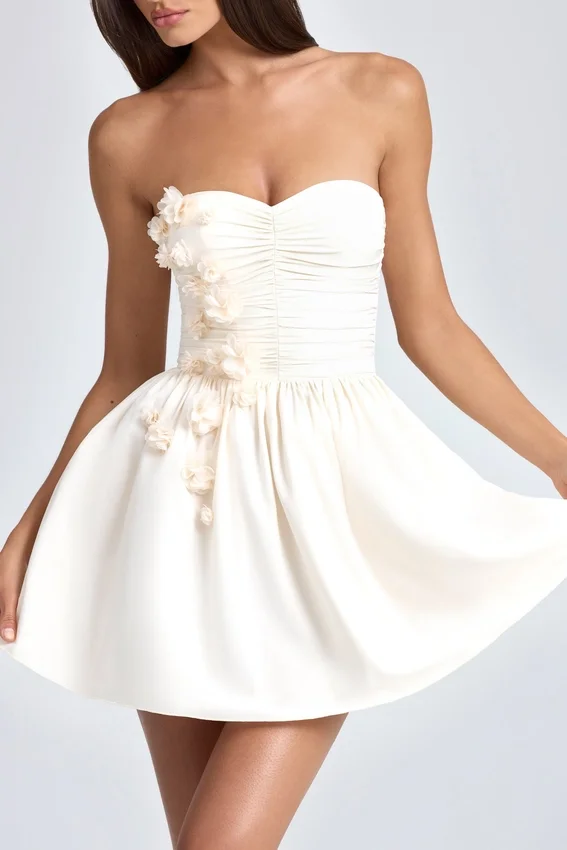Mirabelle bandeau-miniklänning med blomapplikationer i elfenben Mirabelle bandeau-miniklänning med blomapplikationer i elfenben