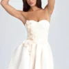 Mirabelle bandeau-miniklänning med blomapplikationer i elfenben Mirabelle bandeau-miniklänning med blomapplikationer i elfenben