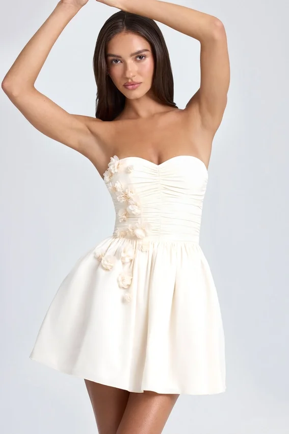 Mirabelle bandeau-miniklänning med blomapplikationer i elfenben Mirabelle bandeau-miniklänning med blomapplikationer i elfenben