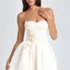 Mirabelle bandeau-miniklänning med blomapplikationer i elfenben Mirabelle bandeau-miniklänning med blomapplikationer i elfenben