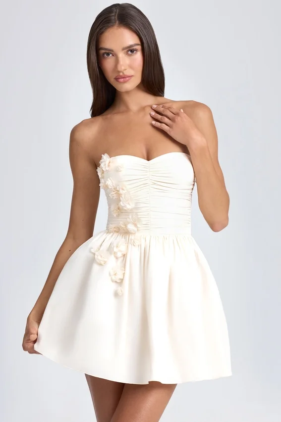 Mirabelle bandeau-miniklänning med blomapplikationer i elfenben Mirabelle bandeau-miniklänning med blomapplikationer i elfenben
