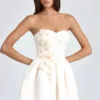 Mirabelle bandeau-miniklänning med blomapplikationer i elfenben Mirabelle bandeau-miniklänning med blomapplikationer i elfenben