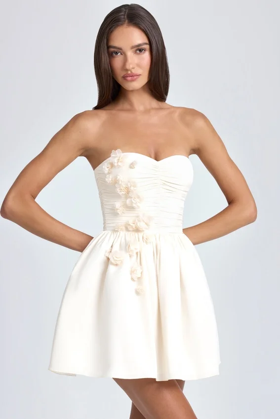 Mirabelle bandeau-miniklänning med blomapplikationer i elfenben Mirabelle bandeau-miniklänning med blomapplikationer i elfenben