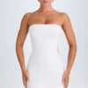 Misa Ruffle-Trim Cut-Out Bandeau Miniklänning i vitt Misa Ruffle-Trim Cut-Out Bandeau Miniklänning i vitt
